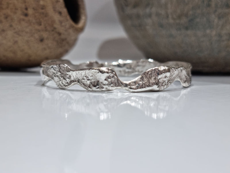 Wide reticulated bangle